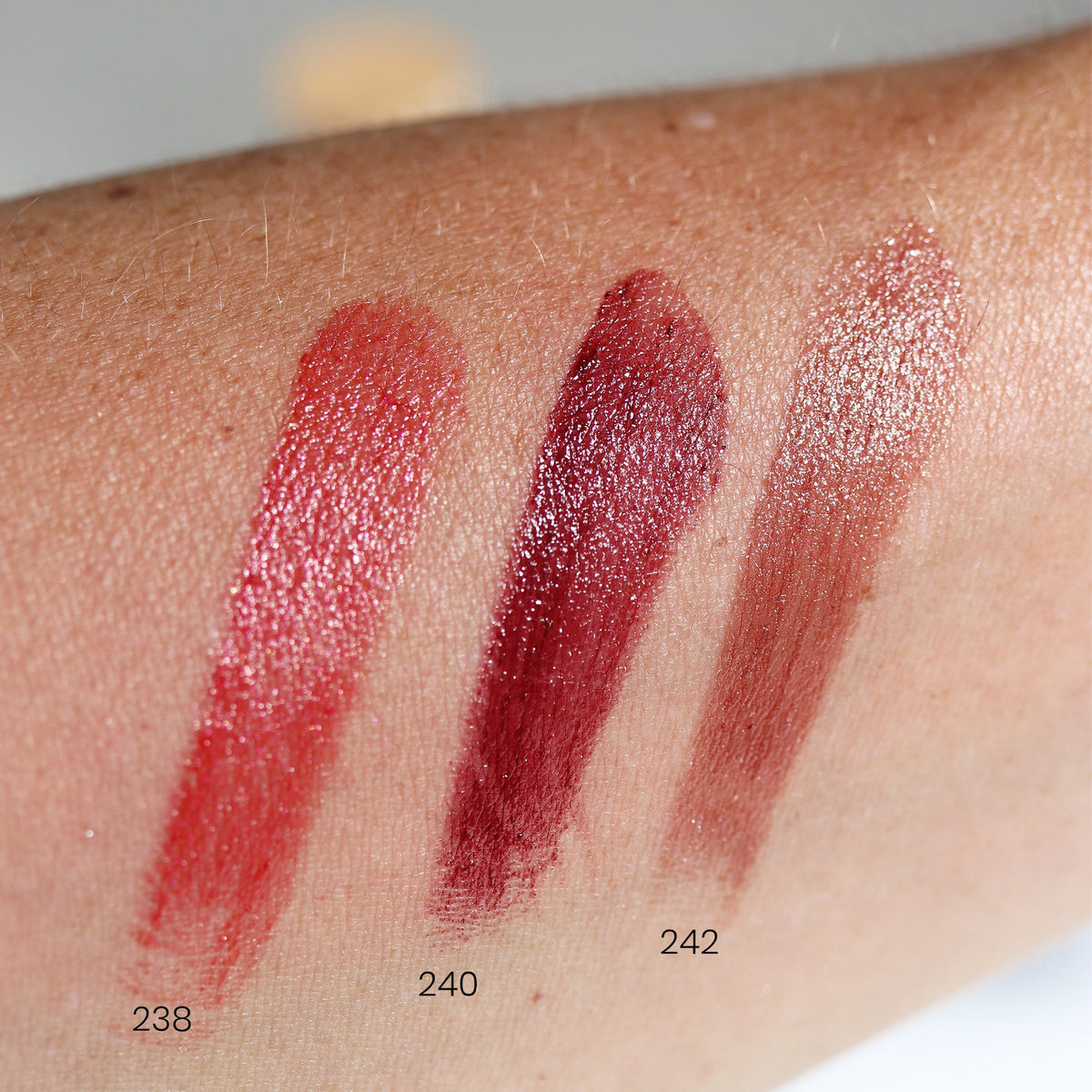 Swatch Rouge à lèvres satiné 238 240 242 Couleur  Caramel   