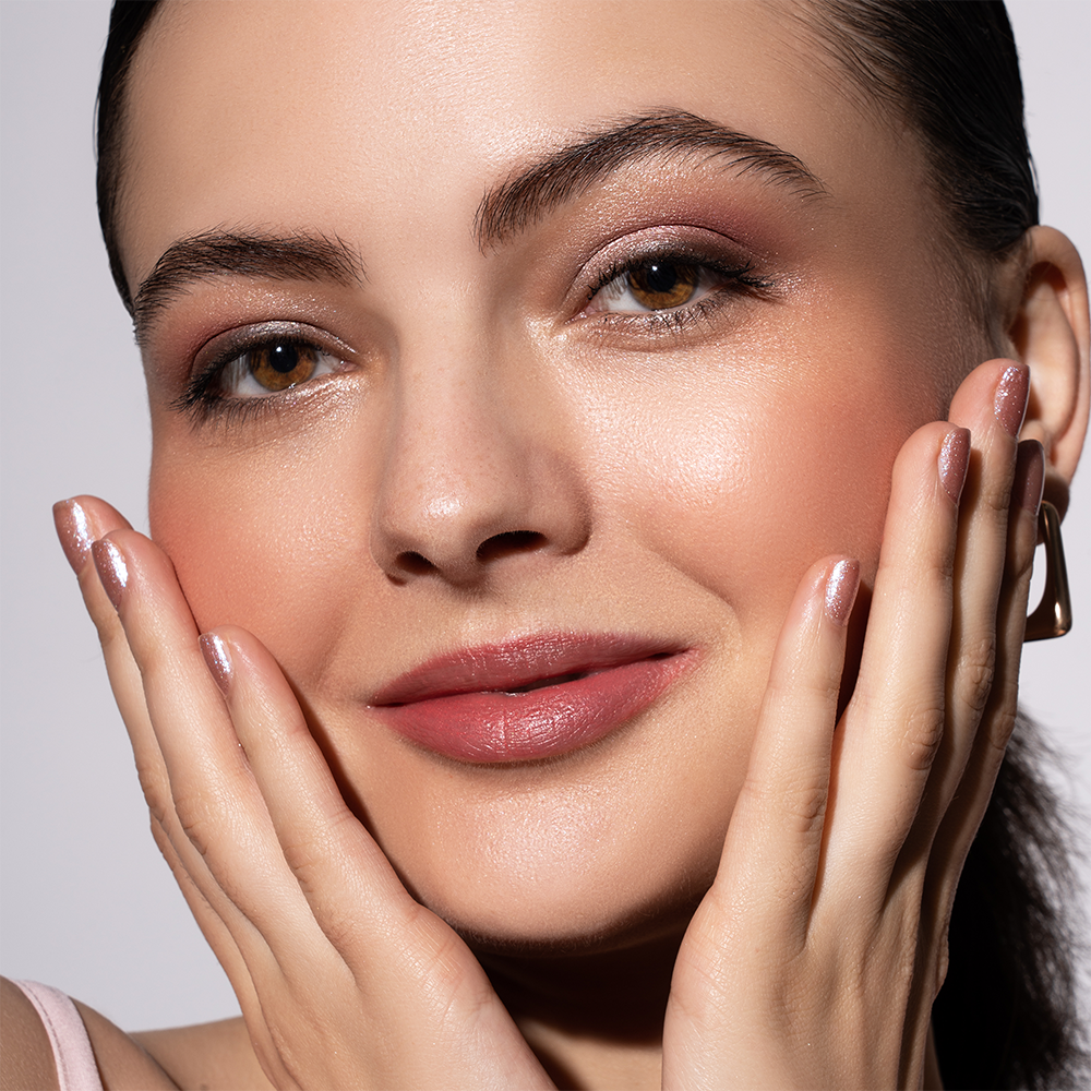 Application vernis à ongles 69 shine couleur caramel