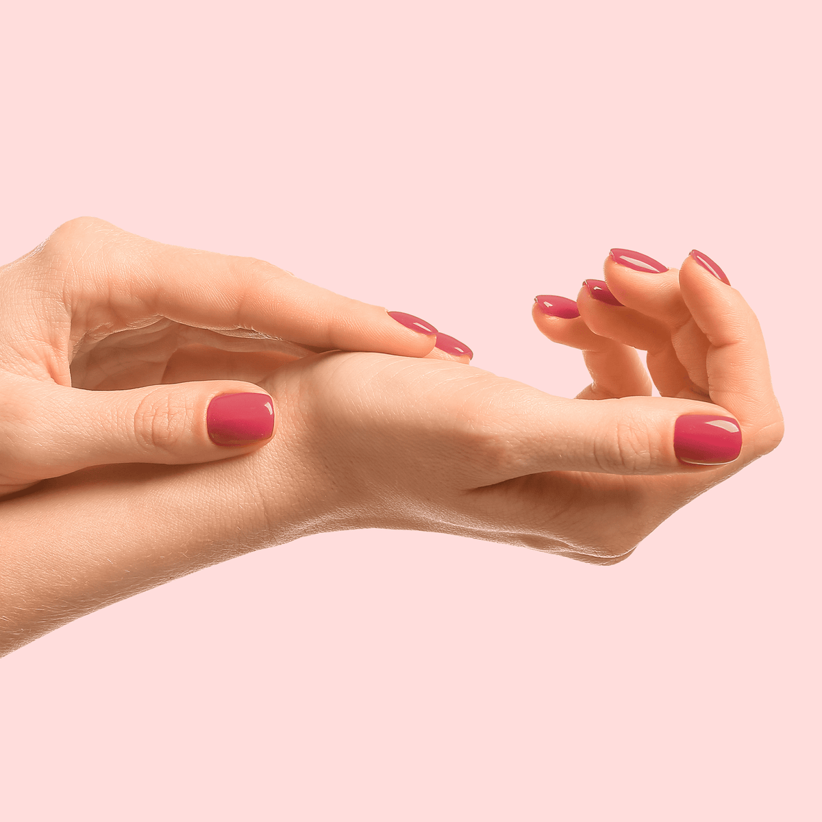 Application vernis à ongles 905 Parenthèse à Montmartre couleur caramel