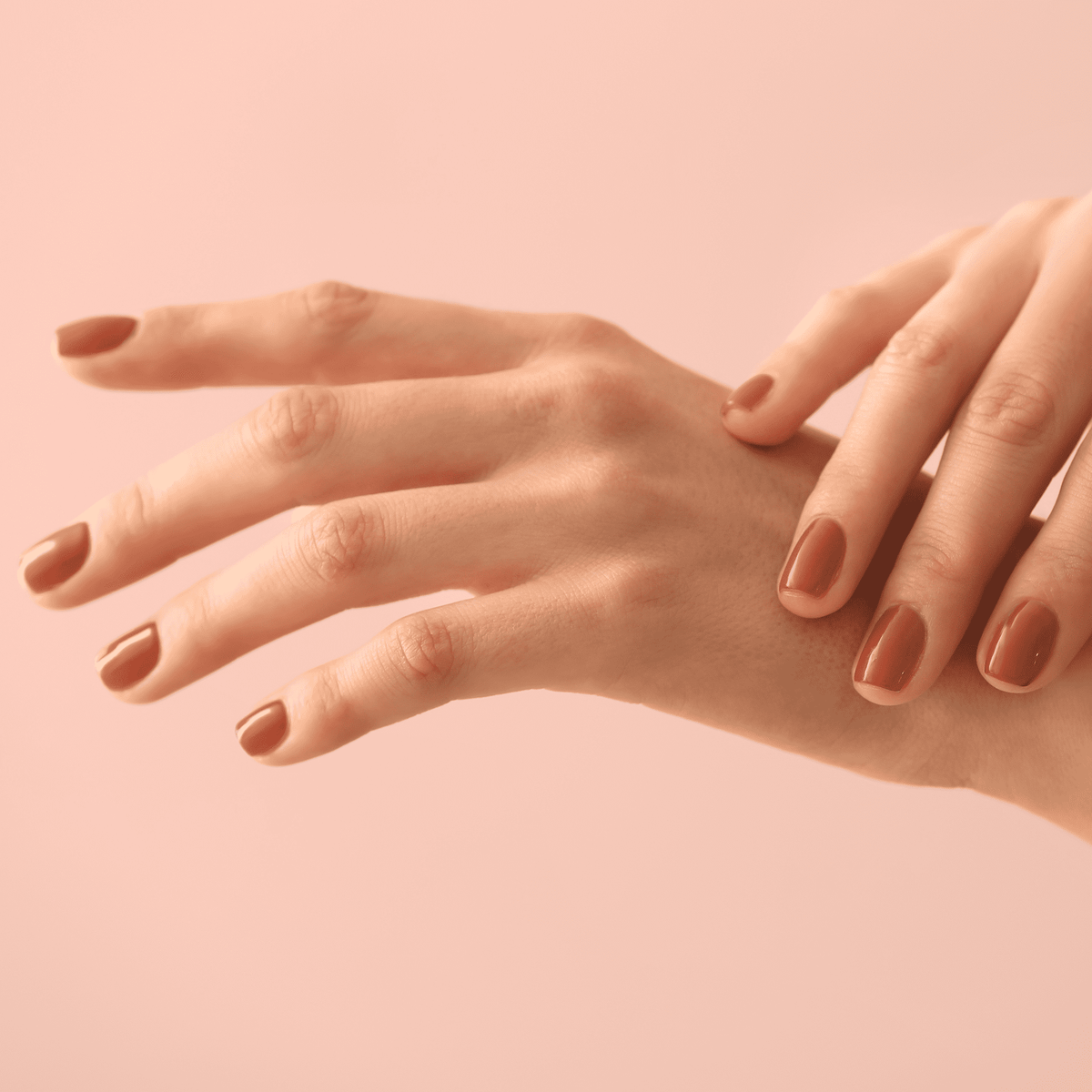Application vernis à ongles 904 Parenthèse à Montmartre couleur caramel